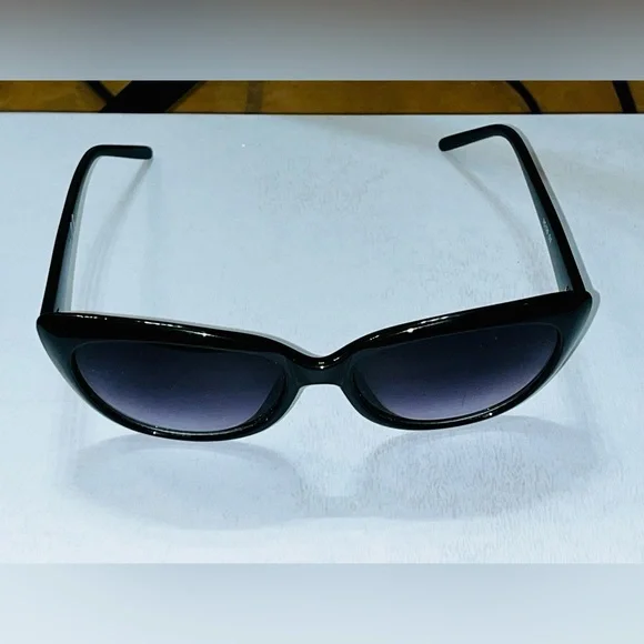 Vince Camuto Black Oversized Sunglasses - Picture 7 of 10